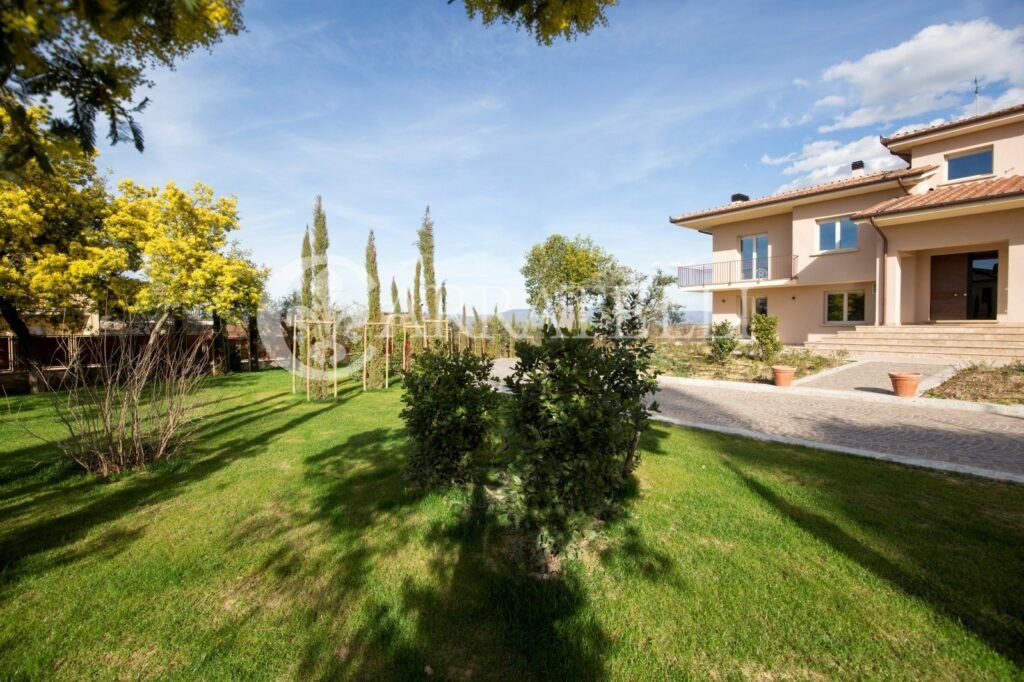 Villa moderna con  piscina ed uliveto vicino Arezzo