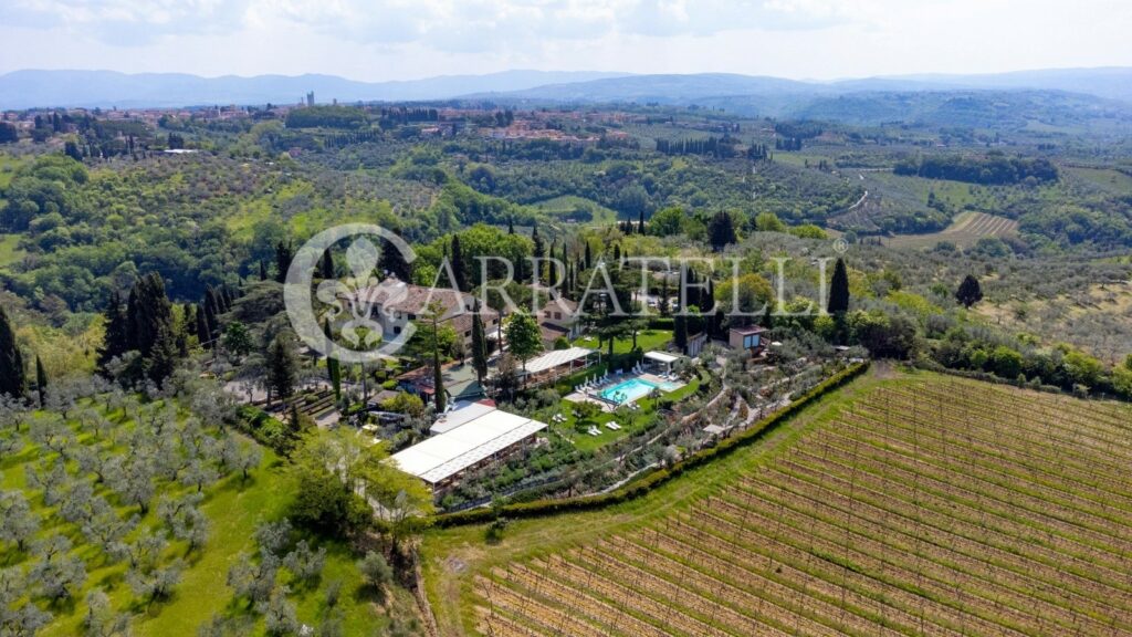 Resort di lusso con giardino, piscina e terreno nel Chianti