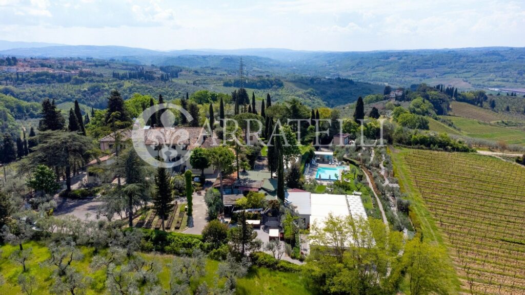 Resort di lusso con giardino, piscina e terreno nel Chianti