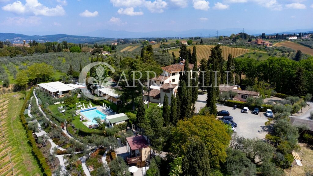 Resort di lusso con giardino, piscina e terreno nel Chianti