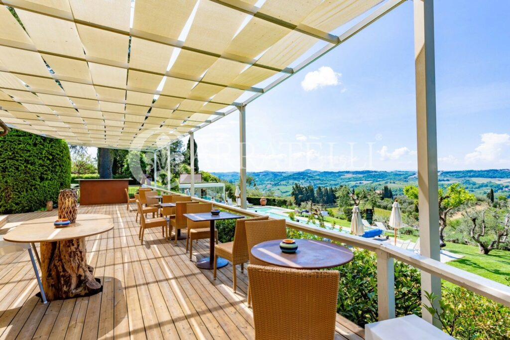 Resort di lusso con giardino, piscina e terreno nel Chianti