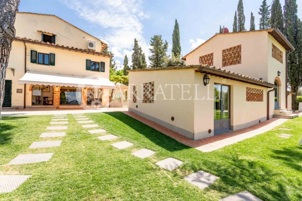 Resort di lusso con giardino, piscina e terreno nel Chianti