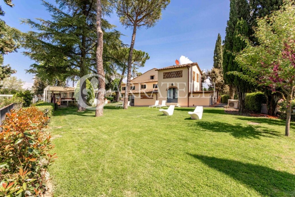 Resort di lusso con giardino, piscina e terreno nel Chianti