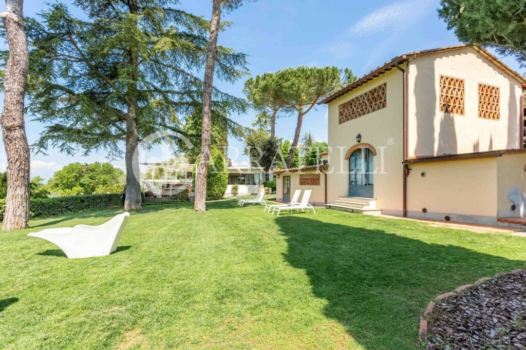 Resort di lusso con giardino, piscina e terreno nel Chianti