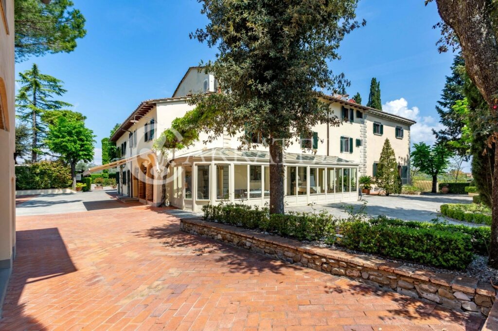 Resort di lusso con giardino, piscina e terreno nel Chianti