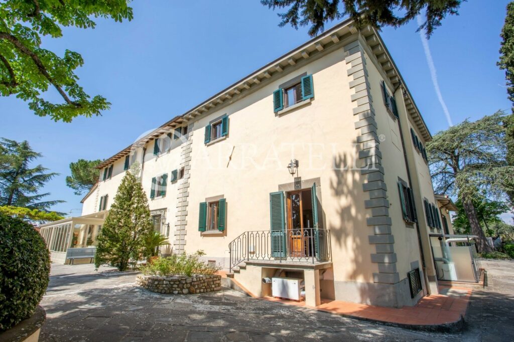 Resort di lusso con giardino, piscina e terreno nel Chianti