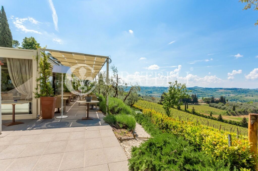 Resort di lusso con giardino, piscina e terreno nel Chianti