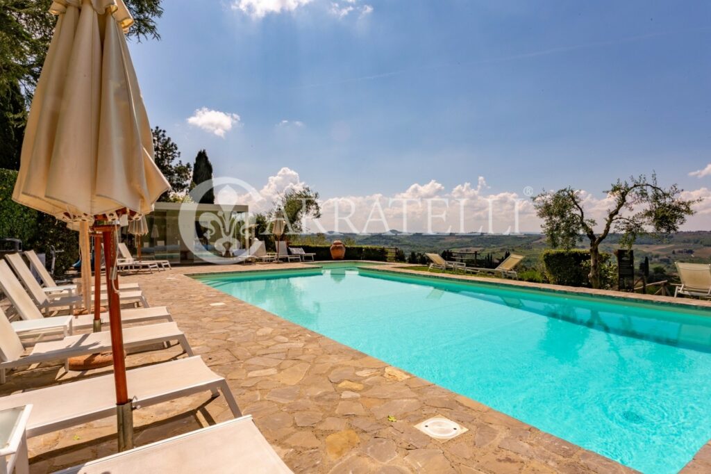 Resort di lusso con giardino, piscina e terreno nel Chianti