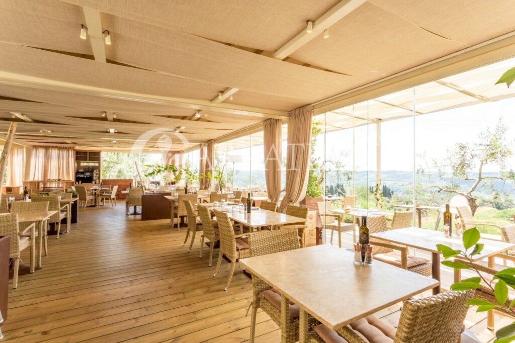 Resort di lusso con giardino, piscina e terreno nel Chianti