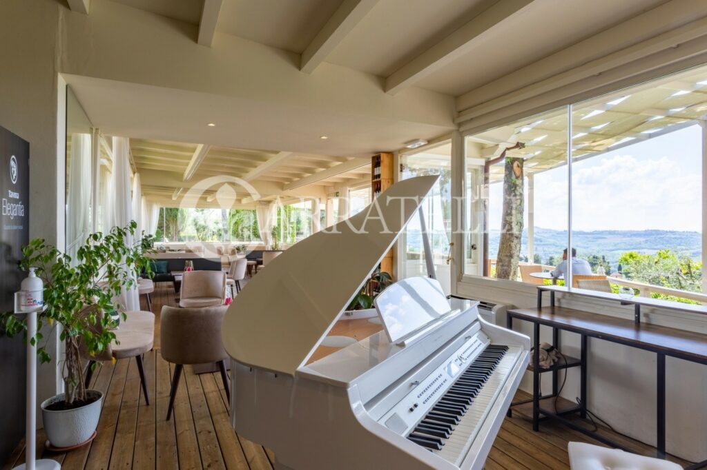 Resort di lusso con giardino, piscina e terreno nel Chianti