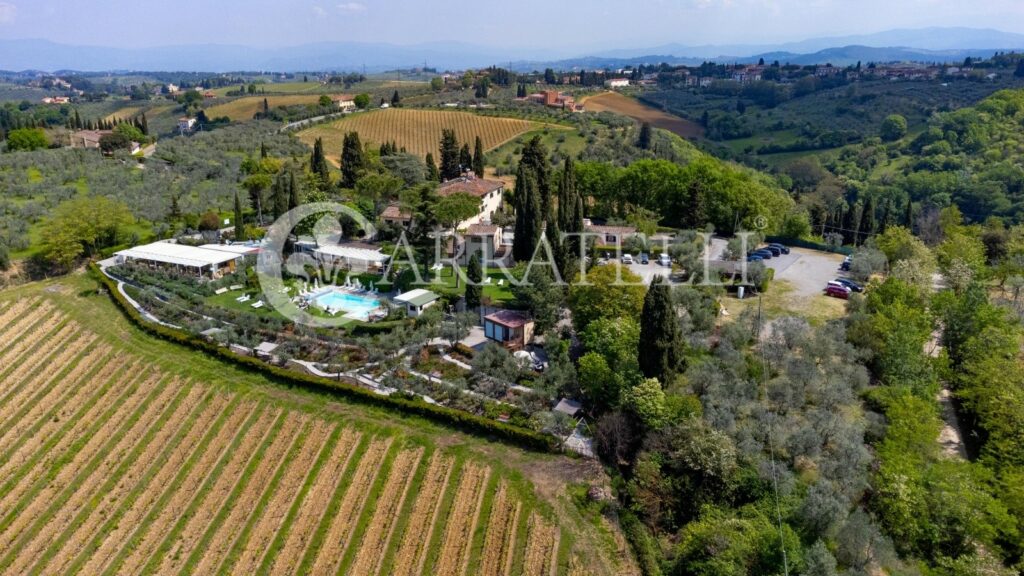 Resort di lusso con giardino, piscina e terreno nel Chianti