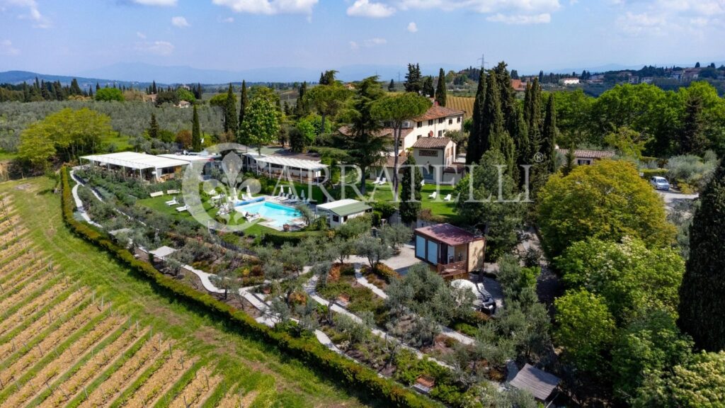 Resort di lusso con giardino, piscina e terreno nel Chianti