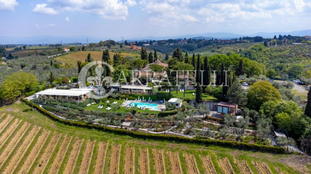 Resort di lusso con giardino, piscina e terreno nel Chianti