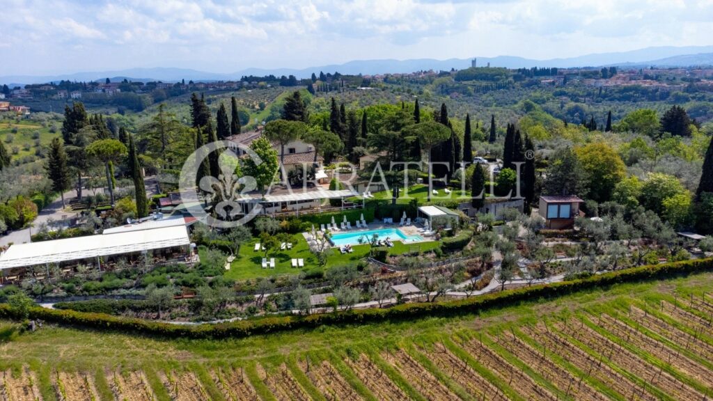 Resort di lusso con giardino, piscina e terreno nel Chianti