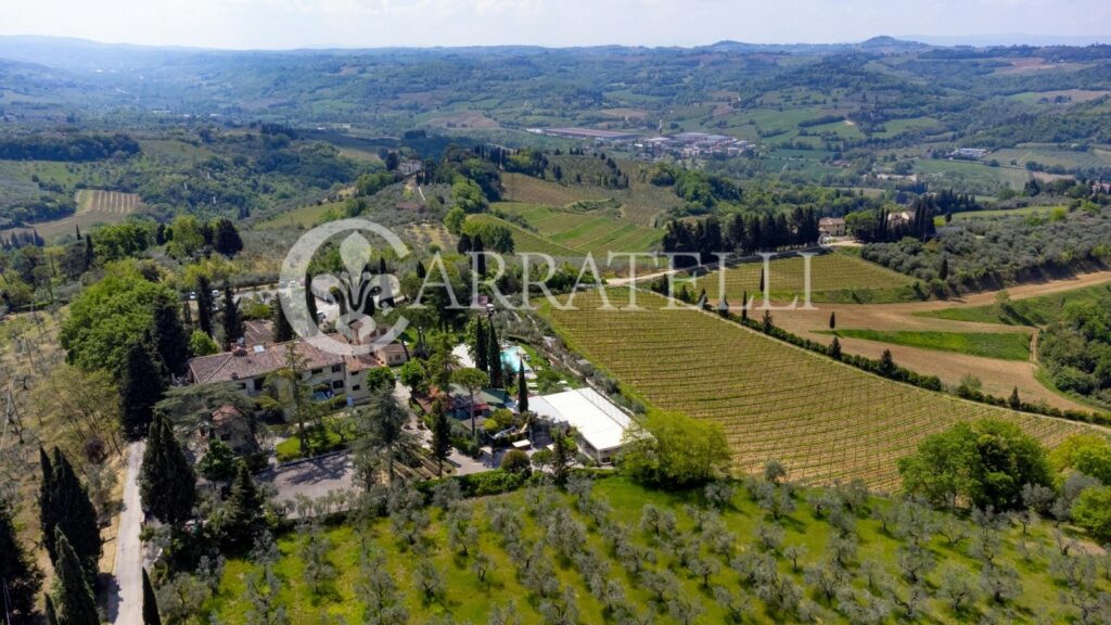 Resort di lusso con giardino, piscina e terreno nel Chianti