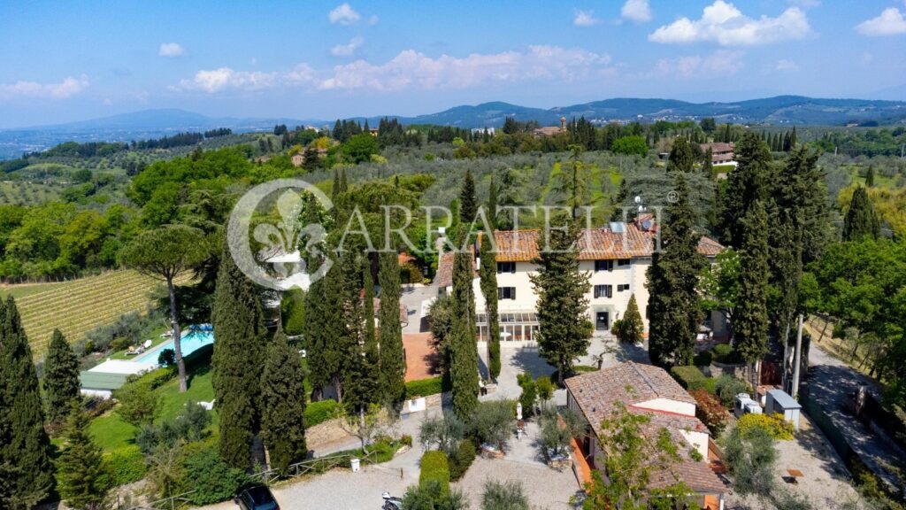 Resort di lusso con giardino, piscina e terreno nel Chianti