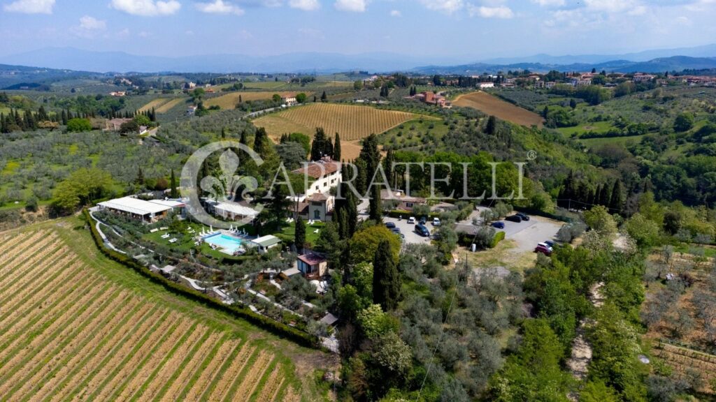 Resort di lusso con giardino, piscina e terreno nel Chianti