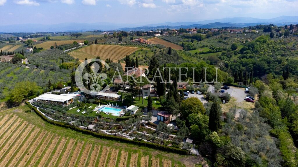 Resort di lusso con giardino, piscina e terreno nel Chianti