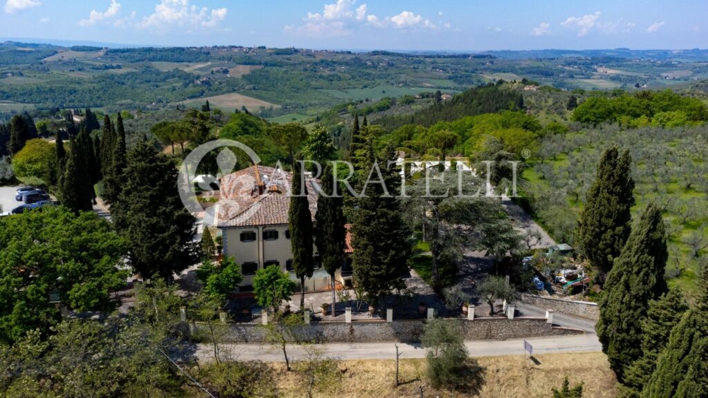 Resort di lusso con giardino, piscina e terreno nel Chianti