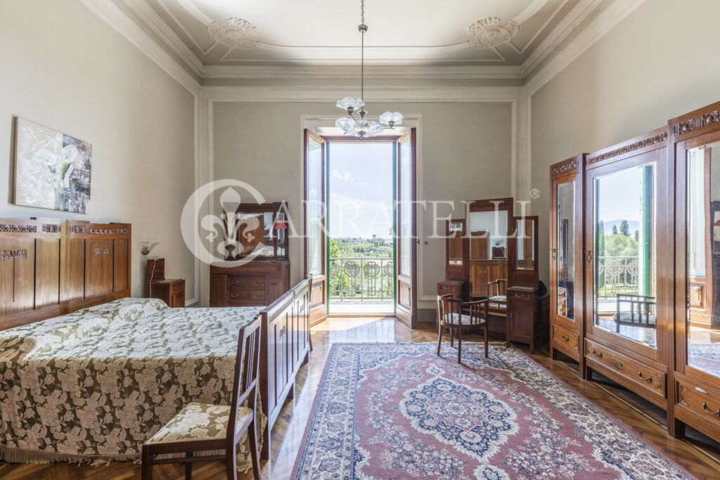 Villa storica del 1900 con parco, piscina e maneggio in Toscana