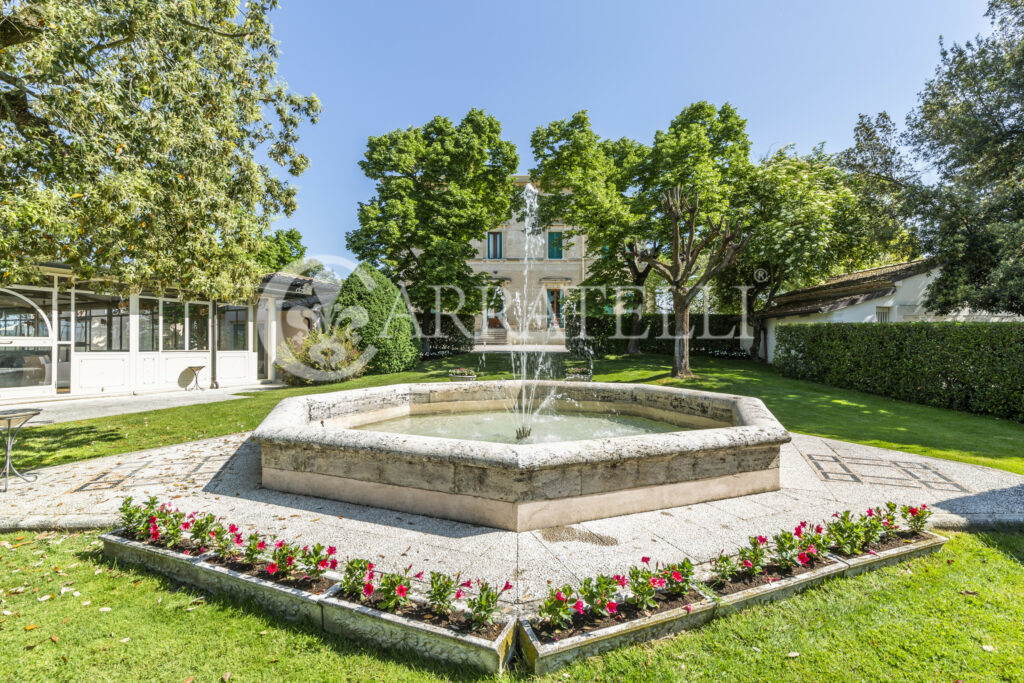 Villa storica del 1900 con parco, piscina e maneggio in Toscana