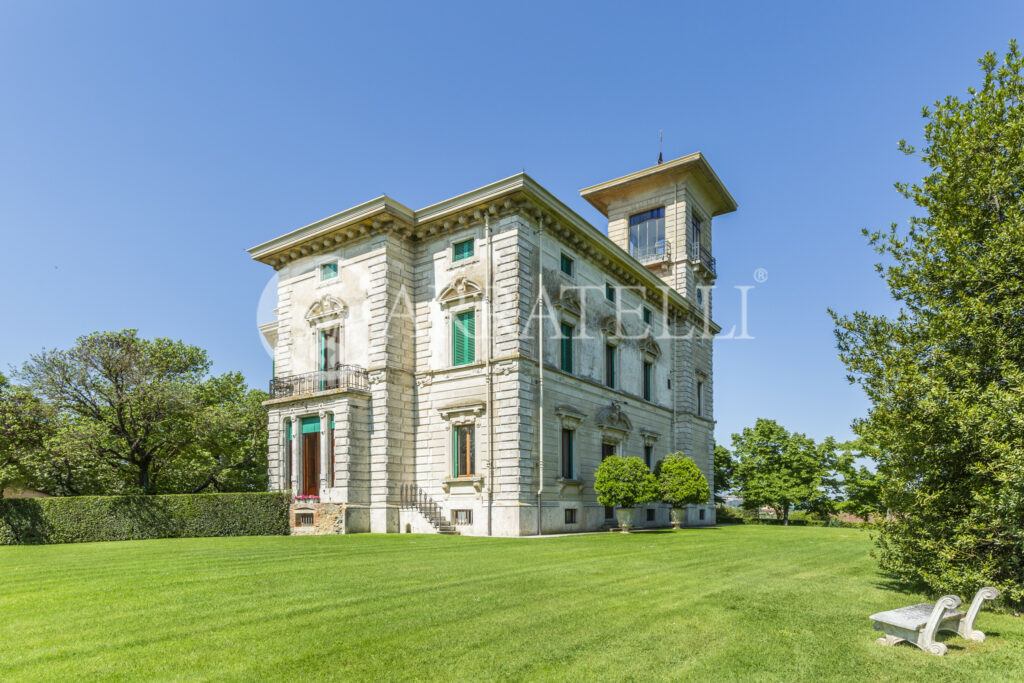 Villa storica del 1900 con parco, piscina e maneggio in Toscana