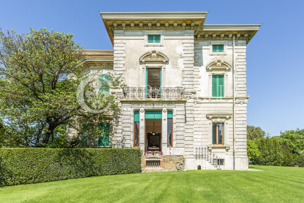 Villa storica del 1900 con parco, piscina e maneggio in Toscana