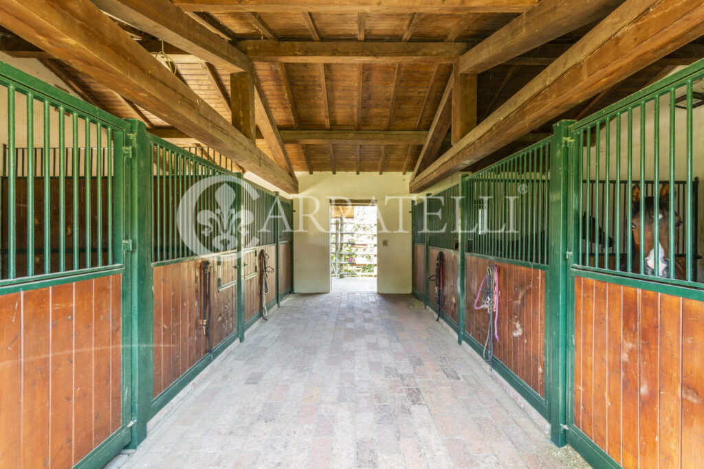 Villa storica del 1900 con parco, piscina e maneggio in Toscana