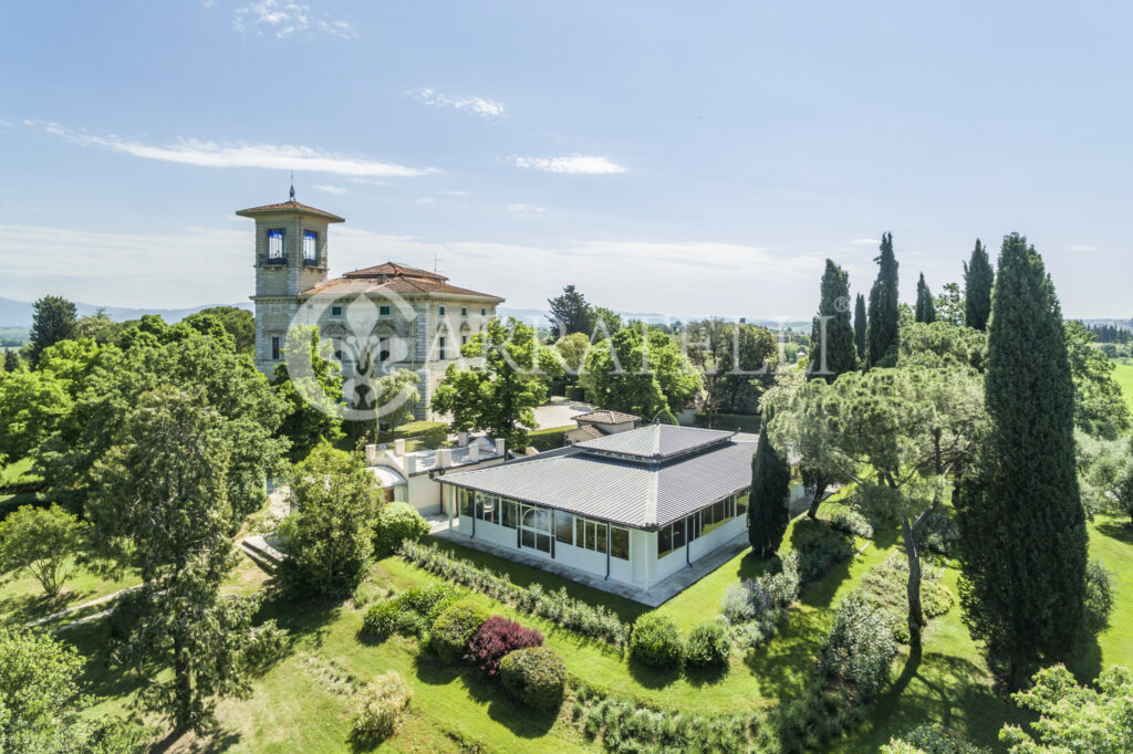 Villa storica del 1900 con parco, piscina e maneggio in Toscana