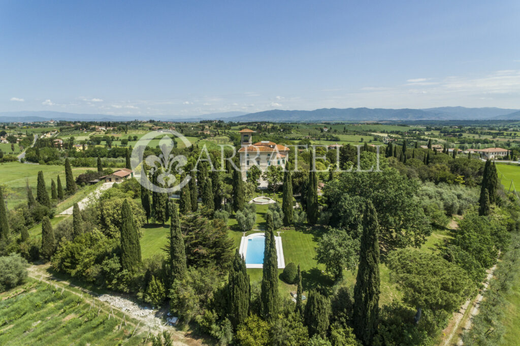 Villa storica del 1900 con parco, piscina e maneggio in Toscana