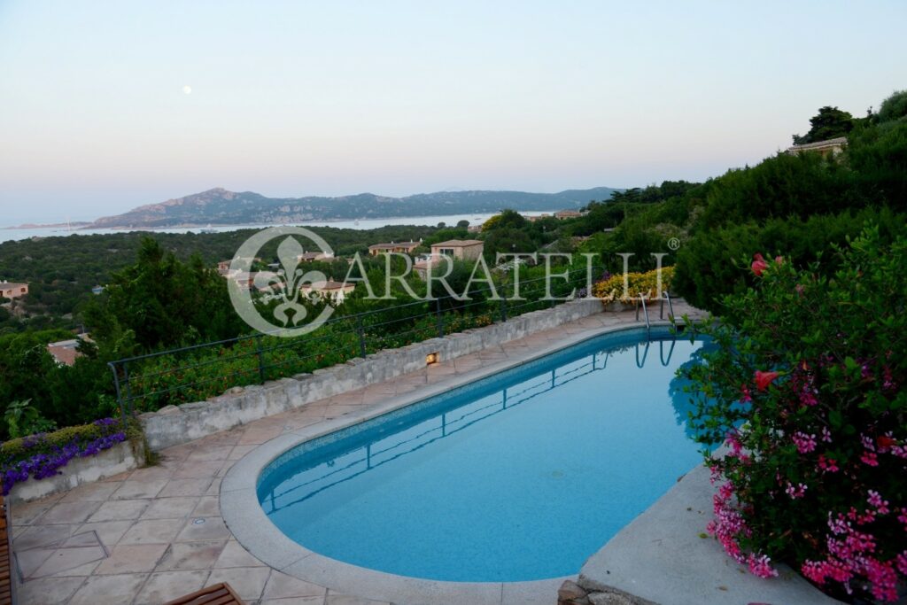 Meravigliosa villa con giardino,piscina fronte mare Sardegna