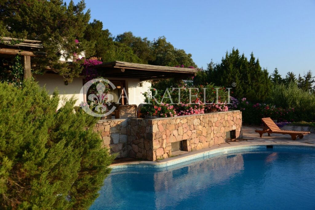 Meravigliosa villa con giardino,piscina fronte mare Sardegna