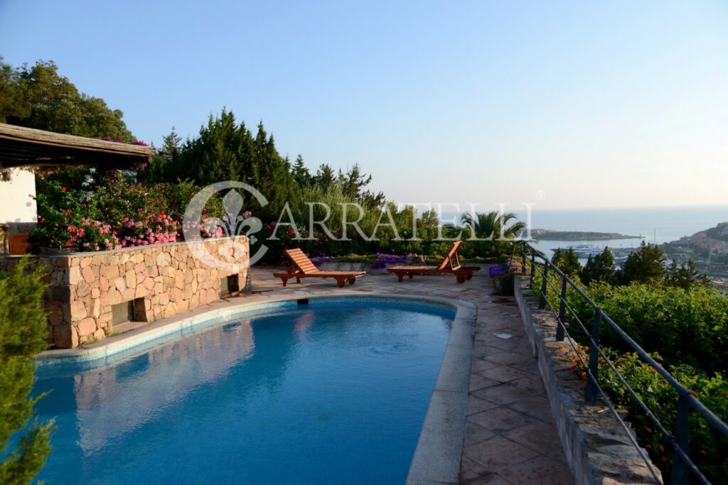 Meravigliosa villa con giardino,piscina fronte mare Sardegna