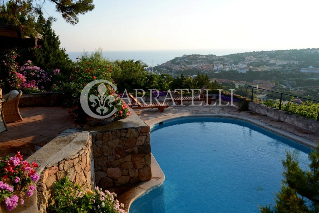 Meravigliosa villa con giardino,piscina fronte mare Sardegna