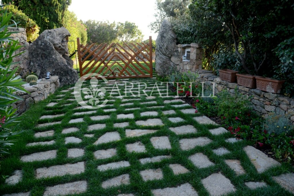 Meravigliosa villa con giardino,piscina fronte mare Sardegna