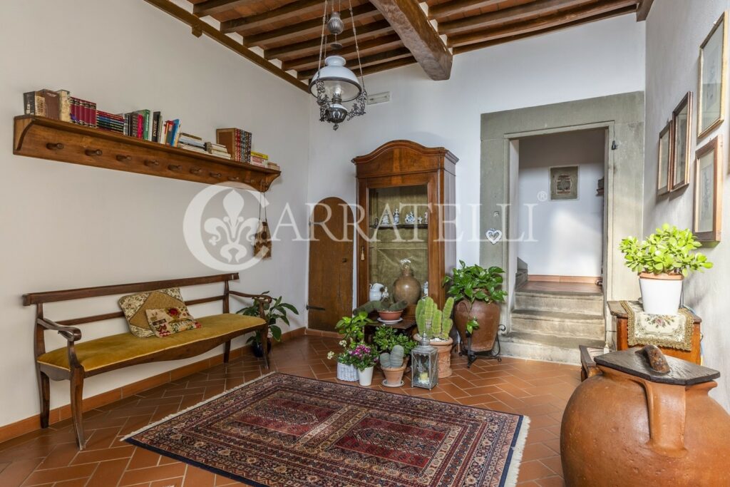 Farmhouse with tower and pool in Cortona