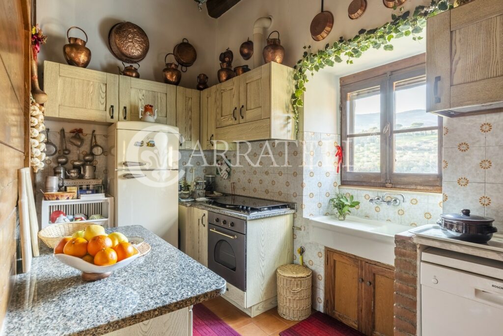 Farmhouse with tower and pool in Cortona