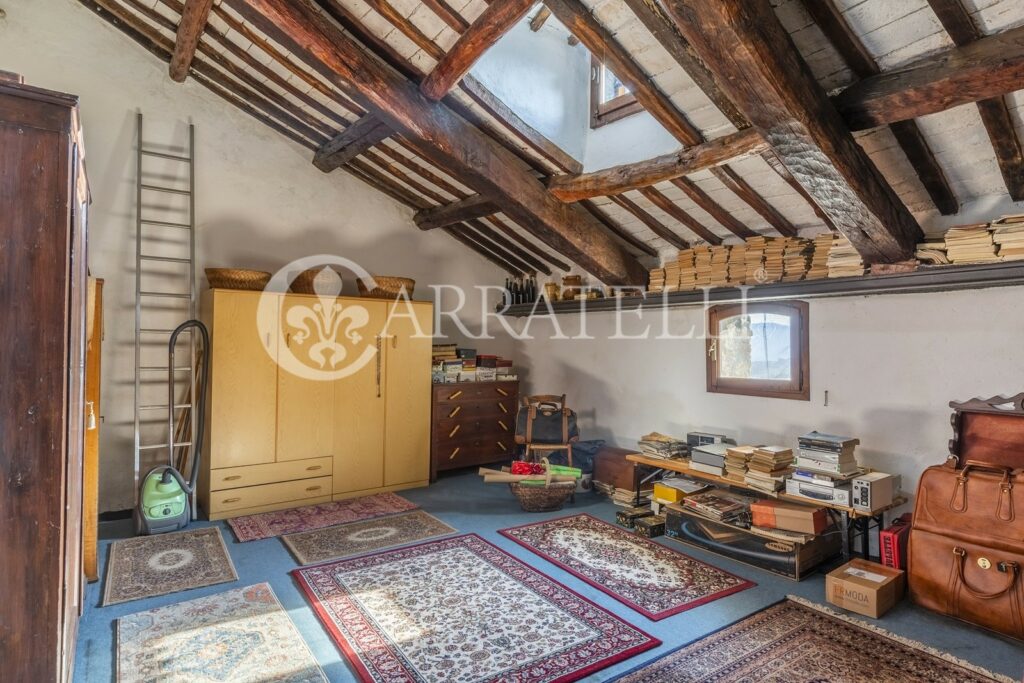 Farmhouse with tower and pool in Cortona