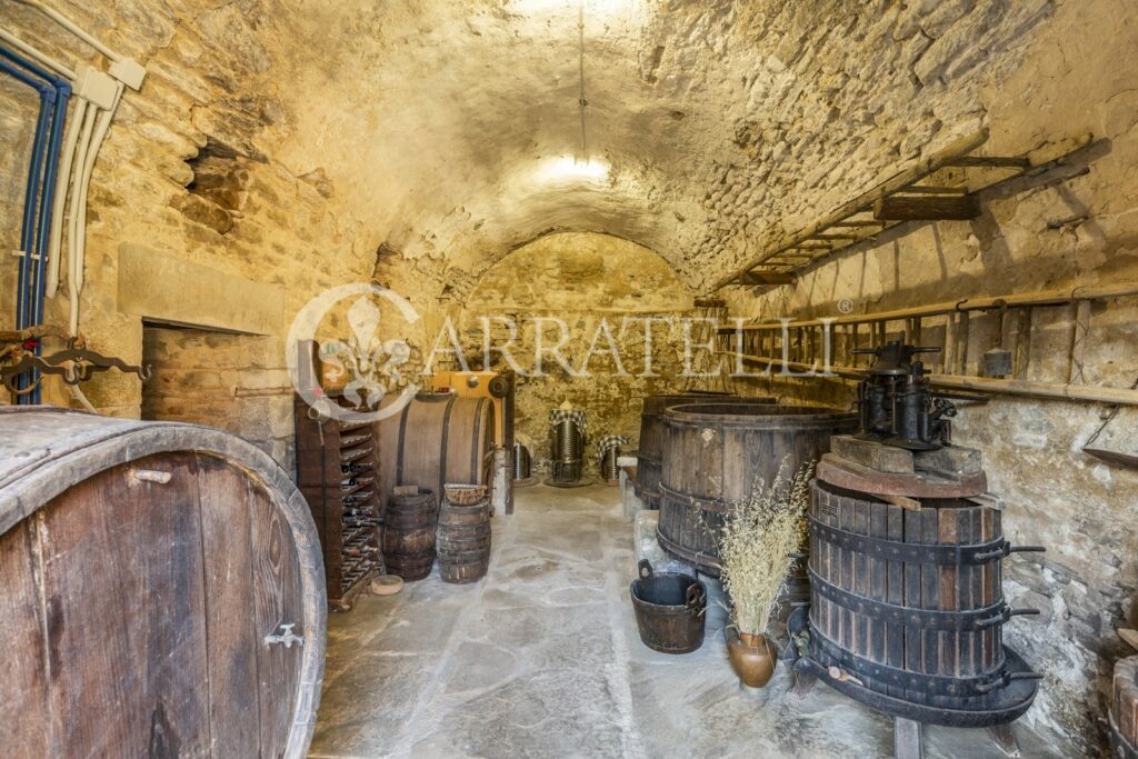 Casale con torre e piscina a Cortona