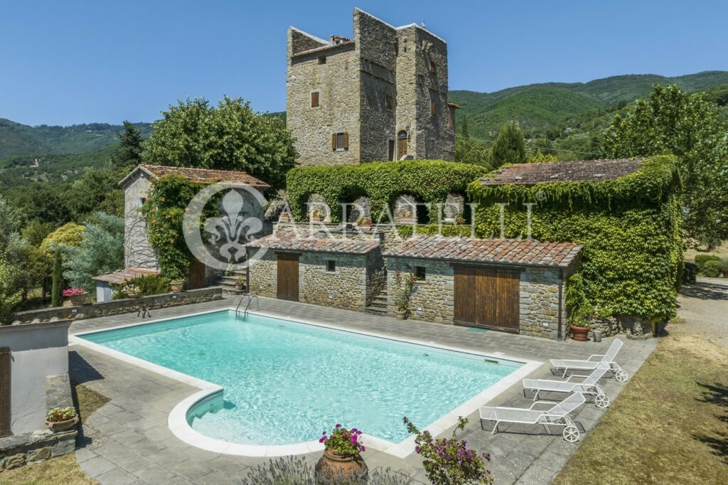 Farmhouse with tower and pool in Cortona