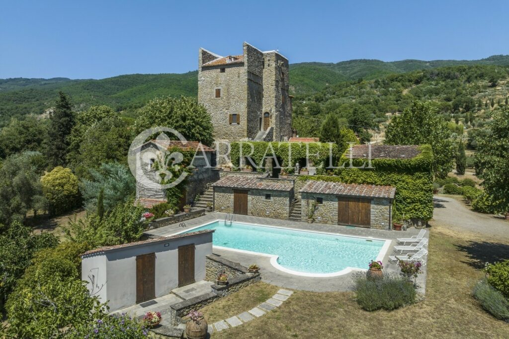 Casale con torre e piscina a Cortona