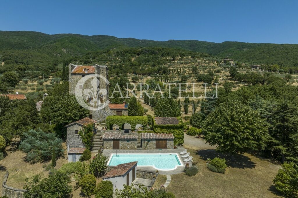 Casale con torre e piscina a Cortona