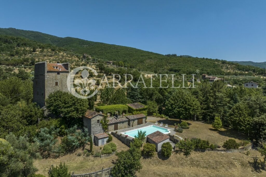 Farmhouse with tower and pool in Cortona