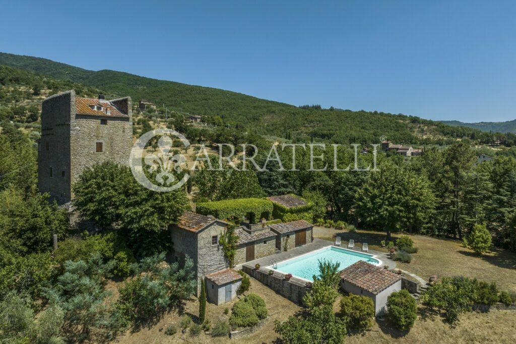 Casale con torre e piscina a Cortona