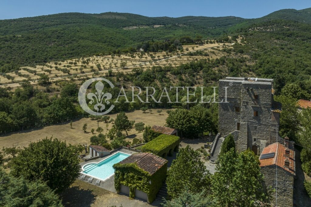 Casale con torre e piscina a Cortona