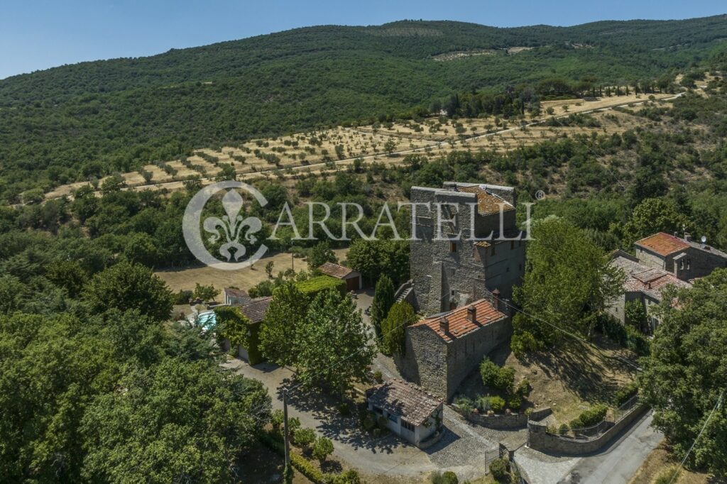 Farmhouse with tower and pool in Cortona