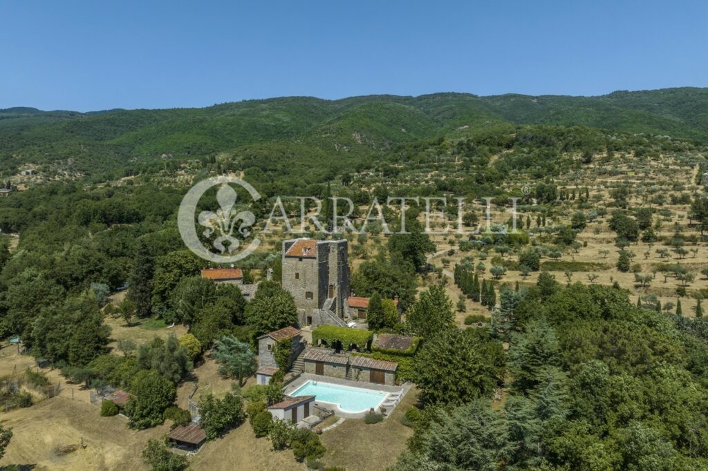 Farmhouse with tower and pool in Cortona