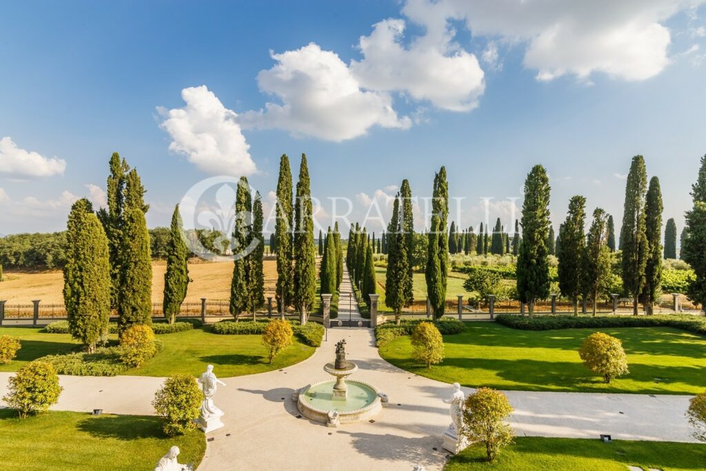 Villa dell’800 con parco, annessi e piscina