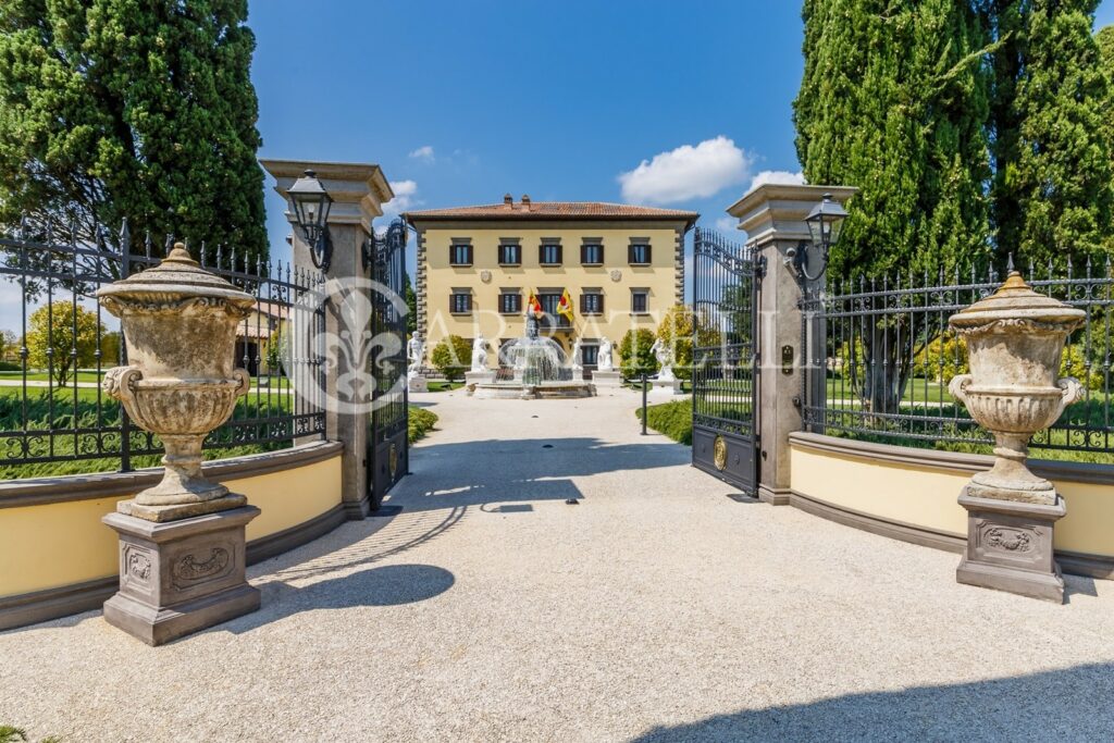 Villa dell’800 con parco, annessi e piscina