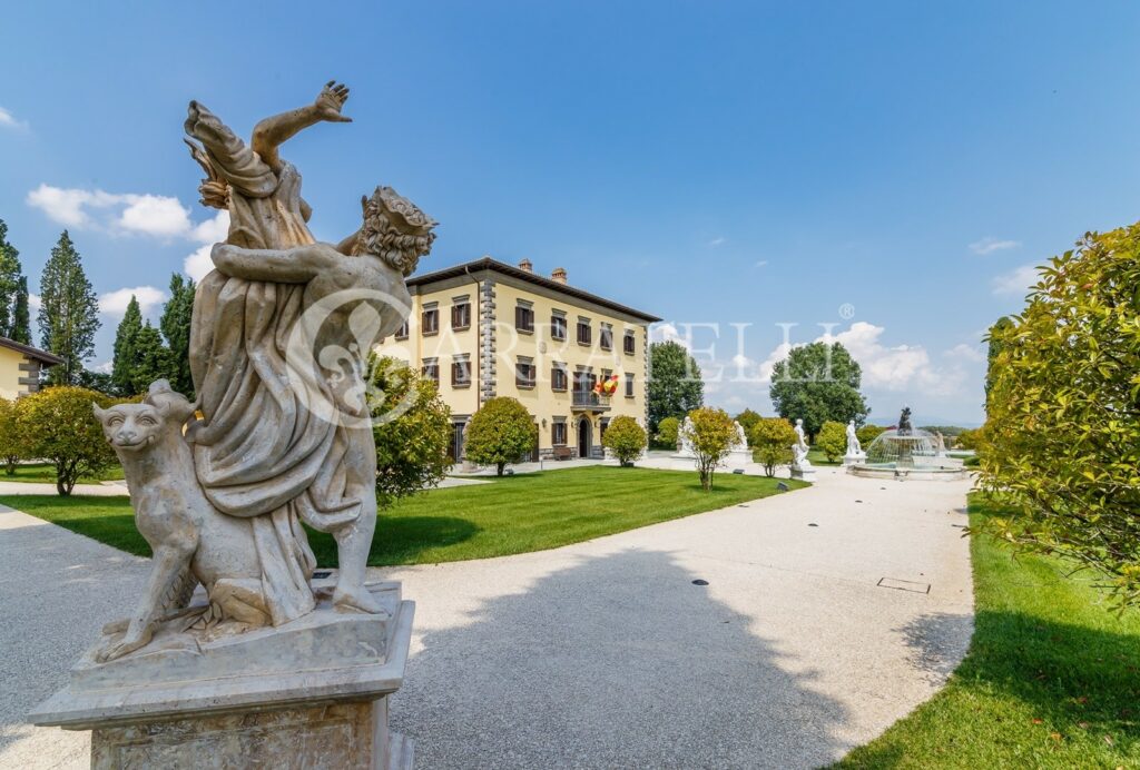 Villa dell’800 con parco, annessi e piscina